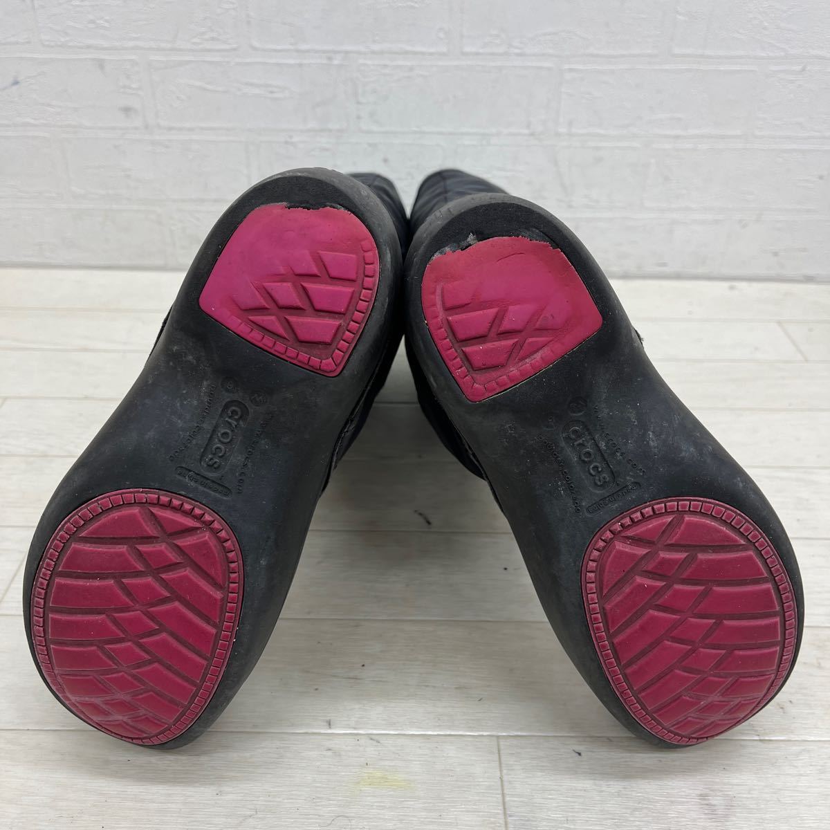 1342◎ crocs クロックス 靴 シューズ ハーフ ブーツ フラット ソール ワンポイント ロゴ カジュアル ブラック レディースW6_画像6