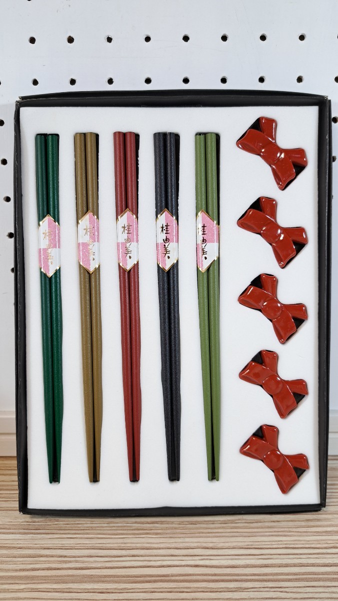 * багряник японский . прекрасный палочки для еды палочки для еды класть имеется палочки для еды класть японская посуда 