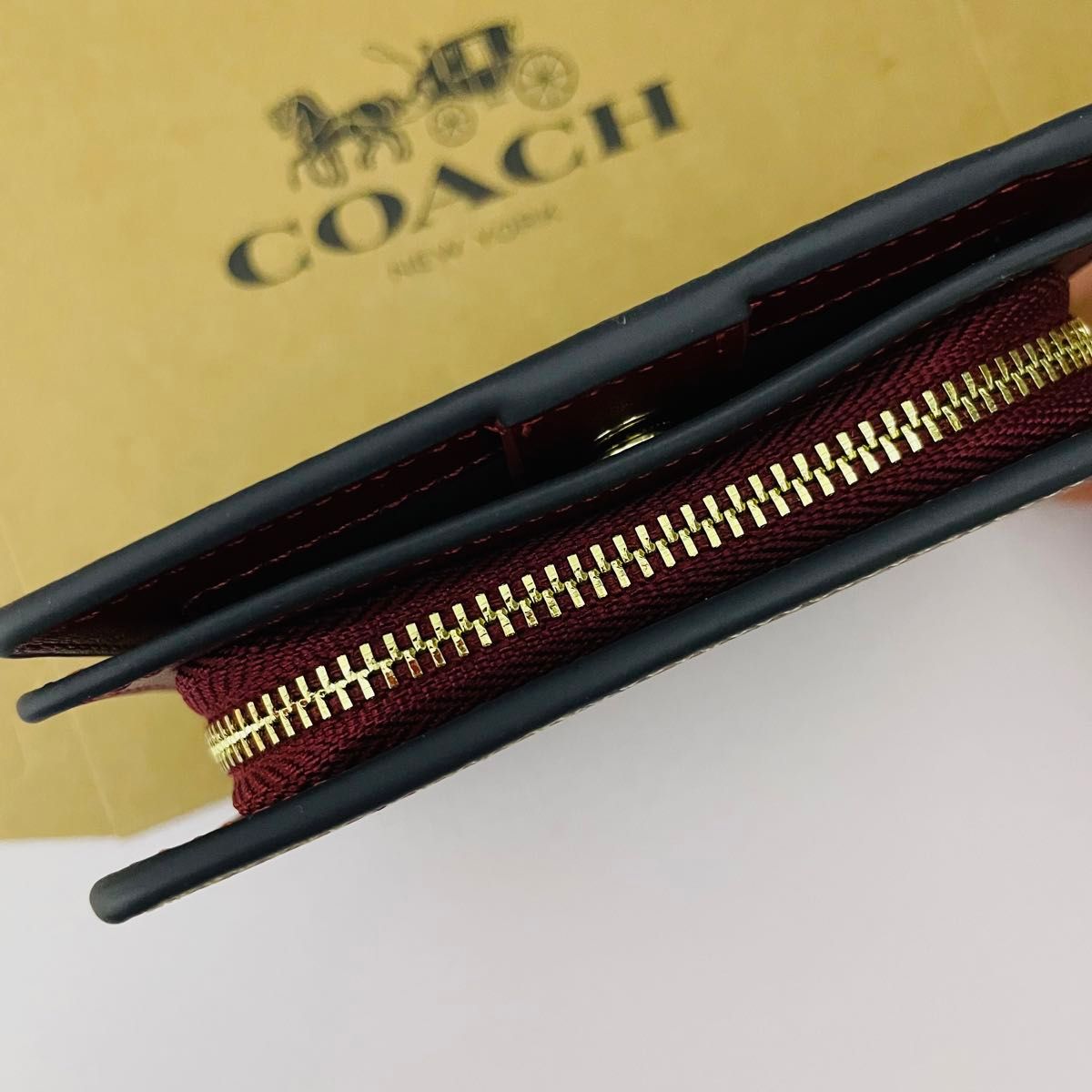 Coachコーチレディース二つ折りミニ財布　新品　ブラウン色カワイイ　キャットプリント柄 ウォレット Cチャーム