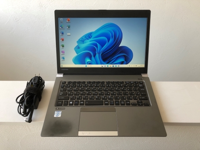 薄型 軽量 東芝 dynabook R63 第8世代 Core i3 /メモリ 8GB/SSD 256GB/モニター 13.3型HD(1366x768)/Win11/office 【JR33X】送料無料
