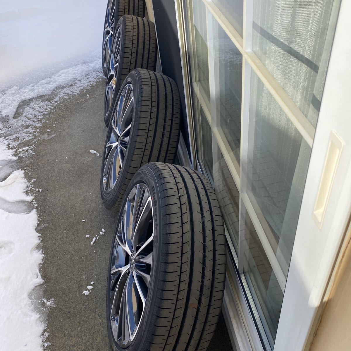 プリウス 60 純正　19インチ　タイヤホイール4本新車外し　本日外し　外は雪雪雪_画像5