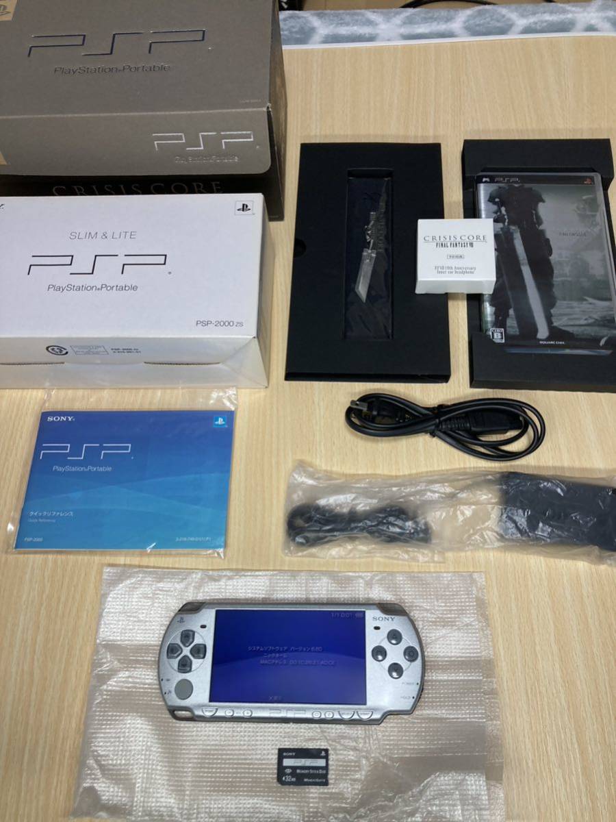 新品同様　PSP2000クライシスコアファイナルファンタジー7 10周年記念版付属品完備　SONY ソニーファイナルファンタジーⅦ FFⅦ LIMITED _画像2