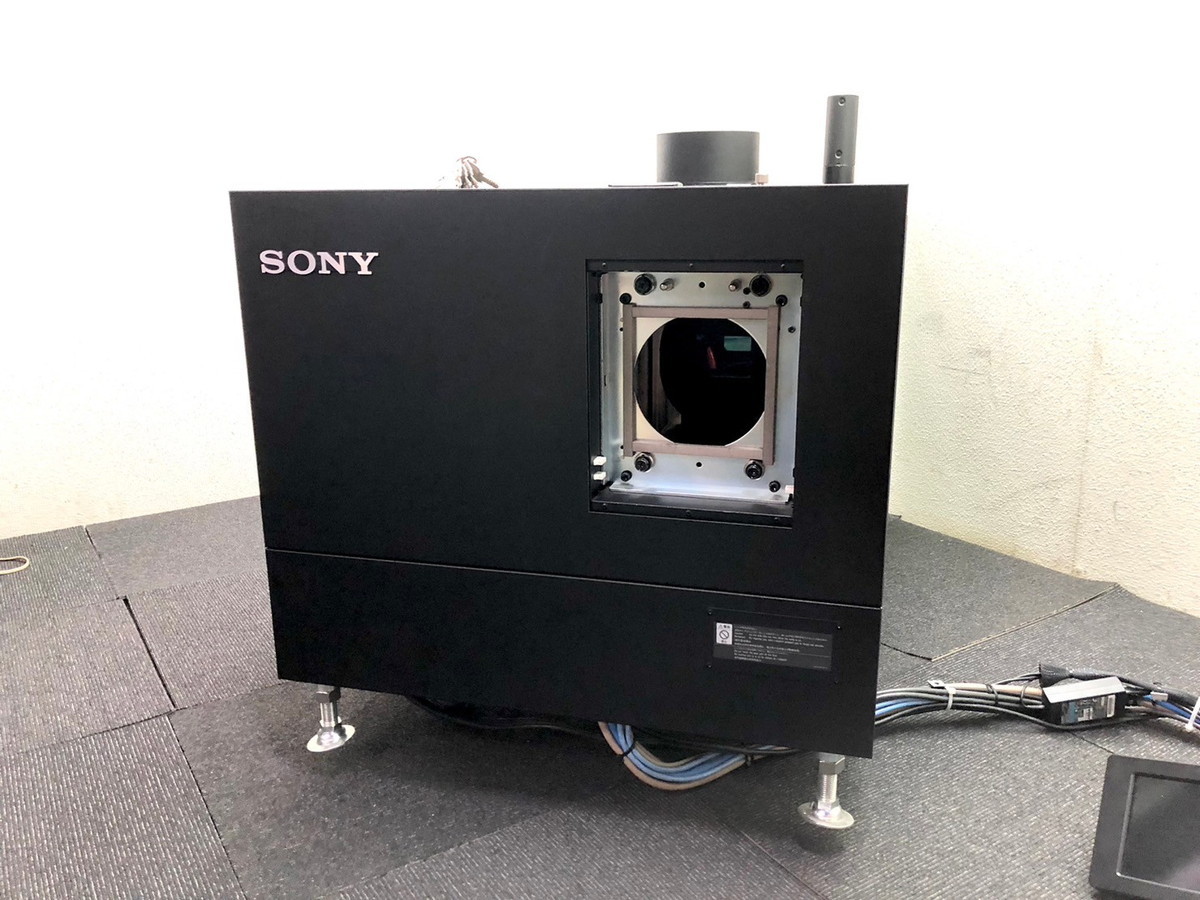 A123-39　SONY SRX-R320S デジタルシネマプロジェクター ソニー レンズなし【直接引き取り(東京都大田区)or一都三県自社配達】_画像3