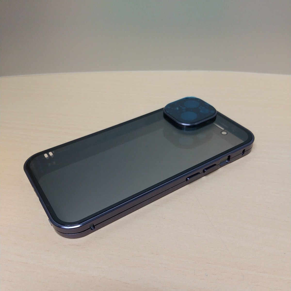 y022218fm 覗き見防止 iPhone 14 用 ケース ロック付き ストラップホール付き 一体型 レンズ保護 両面9H 強化ガラスパープル_画像5