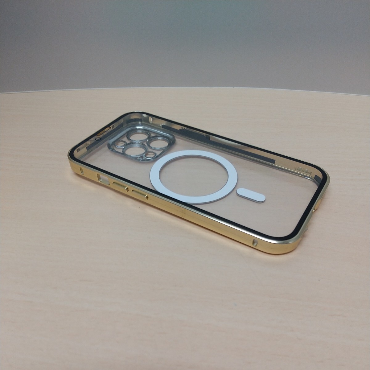 y022219fm 押さえロック式 iPhone 13 Pro 用 ケース 両面ケース マグセーフ対応 一体型 レンズ保護カバー ストラップホール付き ゴールド_画像4