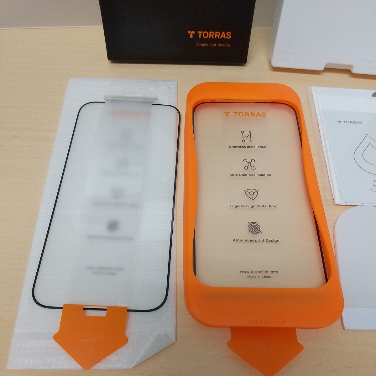 y022806fm TORRAS iPhone 15 Pro 用 6.1インチ ガラスフィルム 全面保護 浮き・気泡なし 強化 極細黒縁 9H越え 2枚入り_画像5