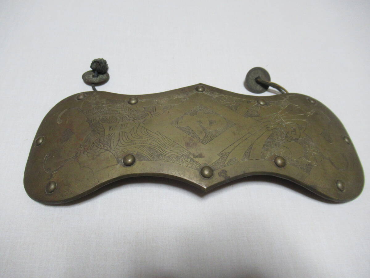 # rare beautiful goods 1850 year about Edo latter term! horse tool . mud ( flap ) brass made engraving [ middle *. small ] catch as .. through .2 sheets use length 11.5cm, width 29.5cm, thickness 1.1cm