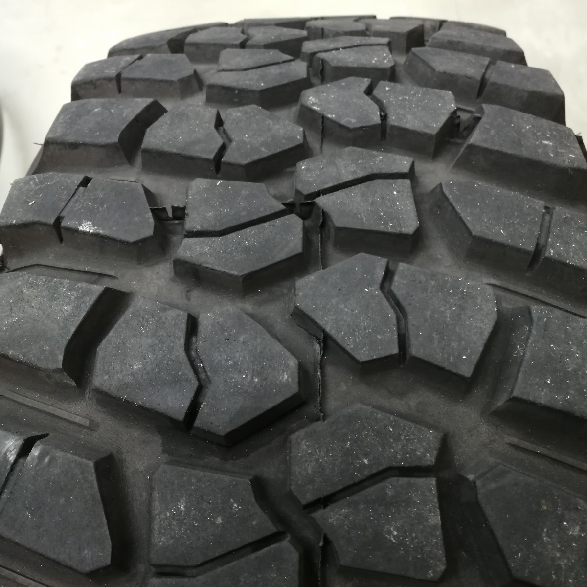 285/70R17 121/118Q 2015年【約10㎜分山】 BFGoodrich Mud-Terrain T/A マットテレーン４本セット_画像3