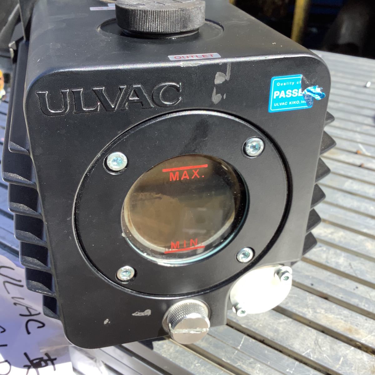 ULVAC 真空ポンプ GLD -136B 2014年製 モーター100V 5、3A 0、4kw中古品一般的な通電まで済みです。輸送の関係で油抜いてます。_画像7