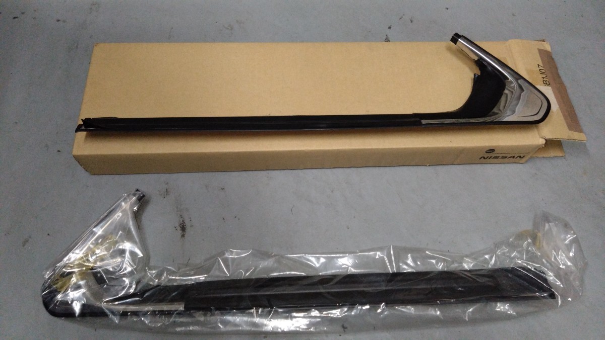  super rare! new goods unused! out of print! Skyline DR30 2 door for rear glass plating door molding left right set 