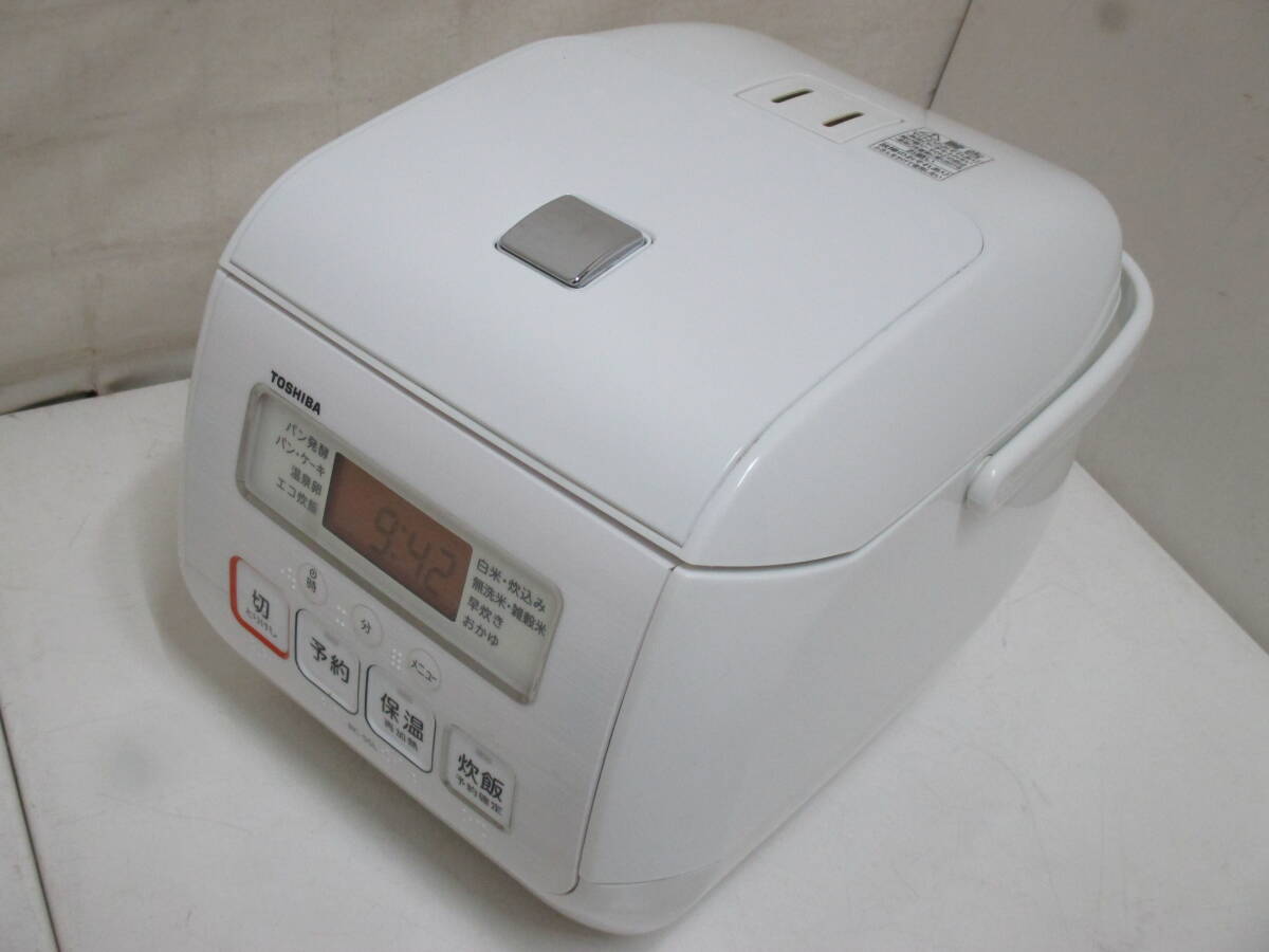 tt240220 TOSHIBA 東芝 小型マイコンジャー炊飯器 RC-5SL(W) グランホワイト 3合 銅コート釜 2018年製 現状渡し_画像1
