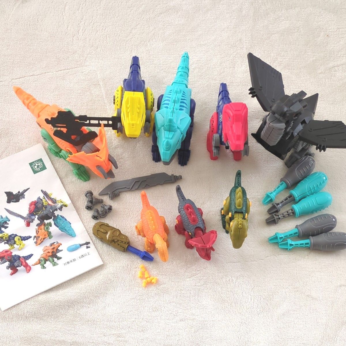 恐竜　ロボット　組み立て　おもちゃ　DINOSOUAD