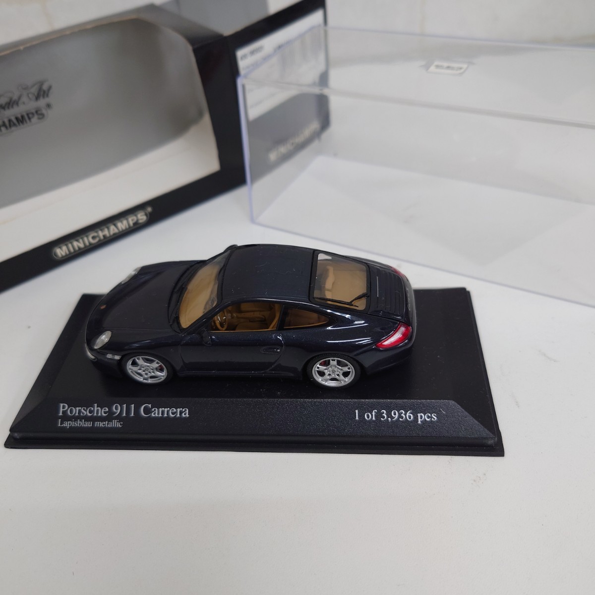 B02025 PMA ミニチャンプス 1/43 PORSCHE ポルシェ 911 Carrera カレラ S 2004 グレーメタリック 　ミラー下塗装乱れ　ケースくすみ_画像1