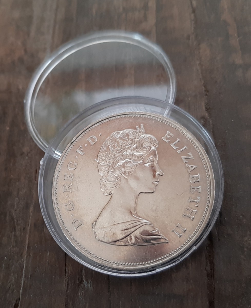 英国 イギリス 1980年 ブリティッシュ クラウン コイン 5シリング カプセル付き28g 39mm 美品です 本物 エリザベス女王結婚記念_画像2
