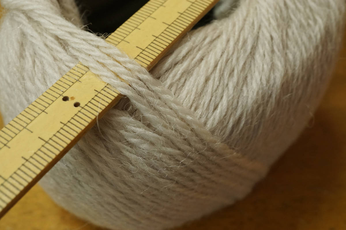 ウールボックスKM 毛糸(並太程度)ウール100% 淡ベージュ20玉組 セーター チュニック ベスト ストール 帽子 マフラー 編み小物_画像3