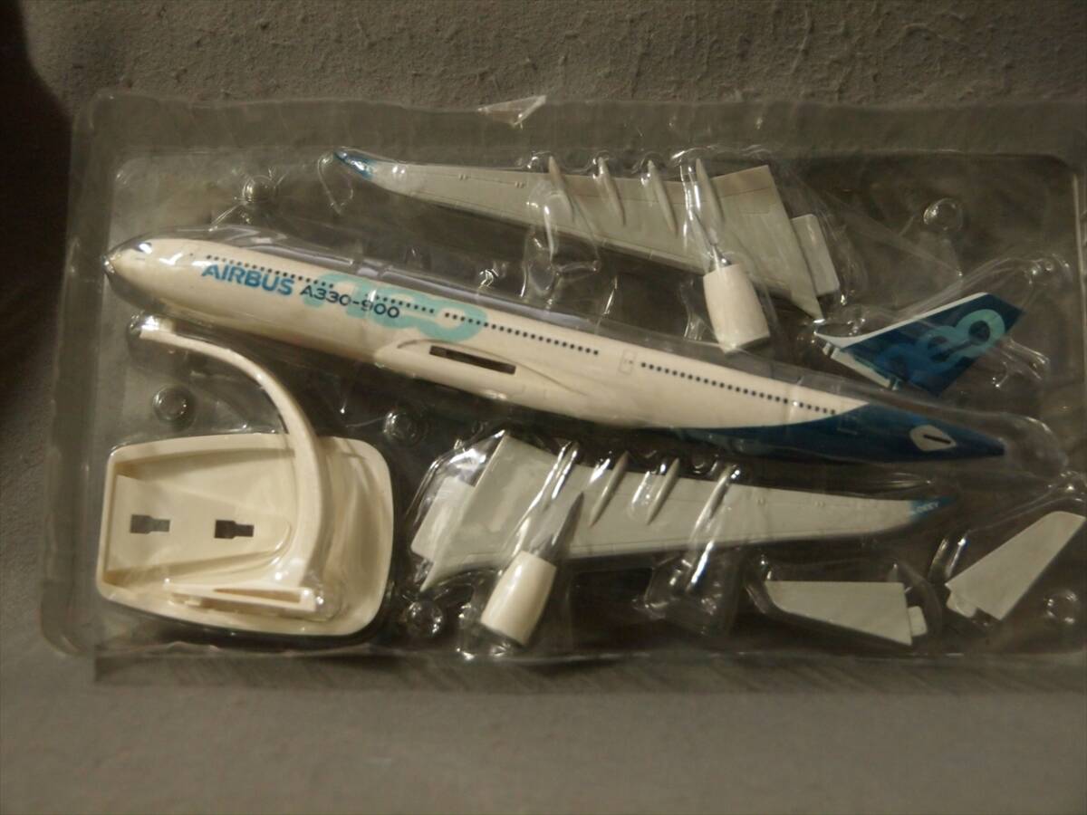 1/200 エアバス A330-900neo エアバス ハウスカラー herpa 611688 【紙箱痛み有】_画像4