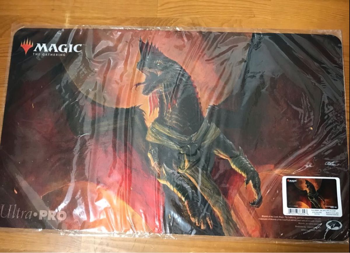 ウルトラ・プロ MTG 小型プレイマット 基本セット2019《暴虐の龍 ウルトラ・プロ MTG 小型プレイマット 基本セット2019《暴虐の龍