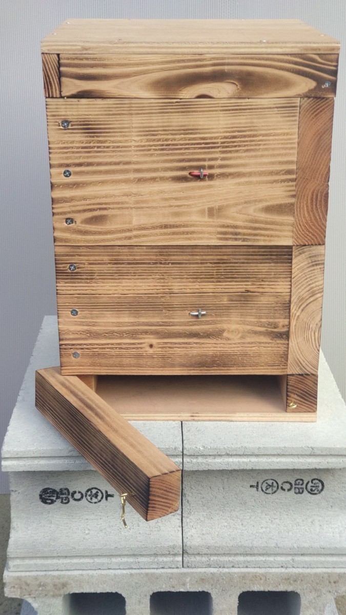 日本蜜蜂巣箱、自然入居実績あり待受巣箱_裏面開閉式スマホ入れて撮影できます