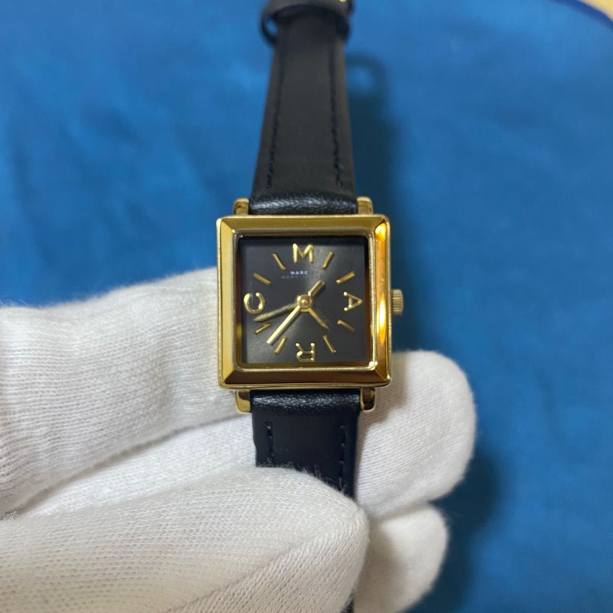 マークジェイコブス　腕時計　レディース/スクエア・グレー文字盤・イエローゴールド色・ブラックレザー