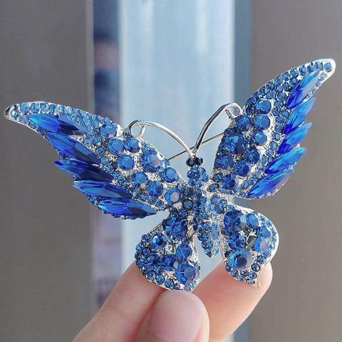 蝶のデザイン！本物 クリスタルブローチ 和装小物 ブローチ クリア ブルー 水晶