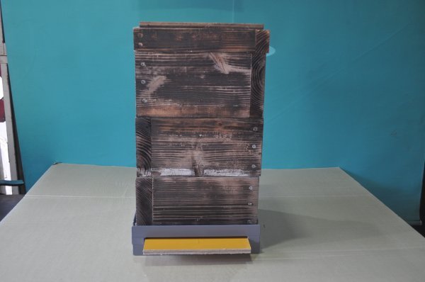 にほんみつばち 日本蜜蜂　重箱式用　 12㎜コンパネ底板付き　4方巣門台（鉄製）_巣箱は付属しません。
