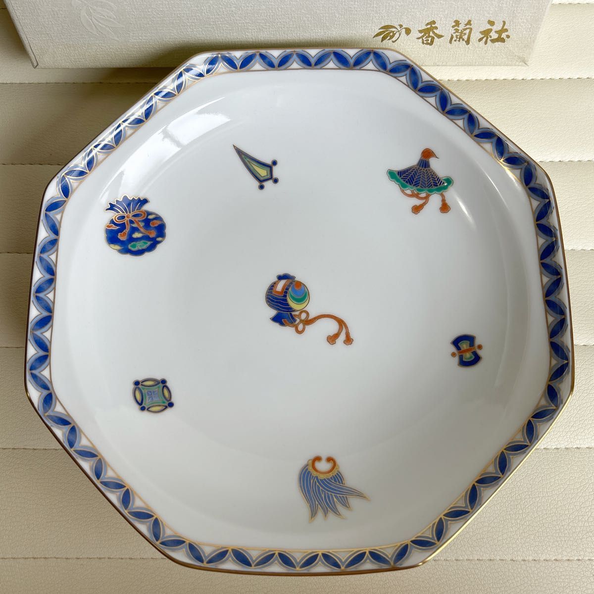 香蘭社 宝づくし 八角菓子器 八角皿 盛皿 深皿 色絵 縁起皿 金彩 香蘭社 宝づくし 八角菓子器 八角皿 盛皿 深皿 色絵 縁起皿 金彩