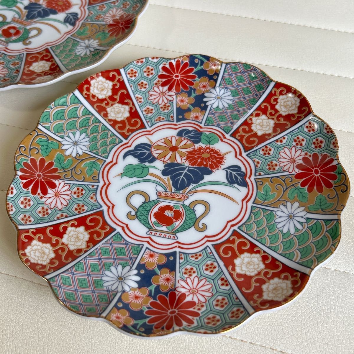 有田焼 陶扇 菊割皿 2枚セット 錦絵 銘々皿 金彩色絵 中皿 赤絵 有田焼 陶扇 菊割皿 2枚セット 錦絵 銘々皿 金彩色絵 中皿 赤絵