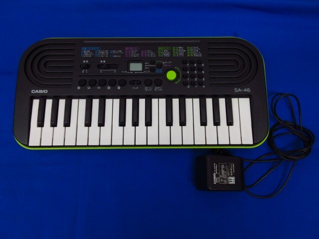 ｍ4379 動作品　カシオ　SA-46　電子ピアノ　鍵盤楽器　ミニキーボード　グリーン　アダプター付き　サイズ約44×20.5×5.5cm　Casio_画像1