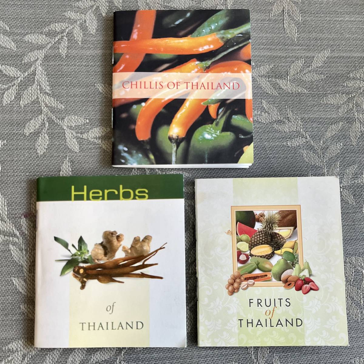 タイ料理・タイ食材好き向け：唐辛子・ハーブ・フルーツの小冊子3冊 (Chillis / Herbs / Fruits of Thailand) +絵葉書2枚 Shangri-La Hotel_画像3
