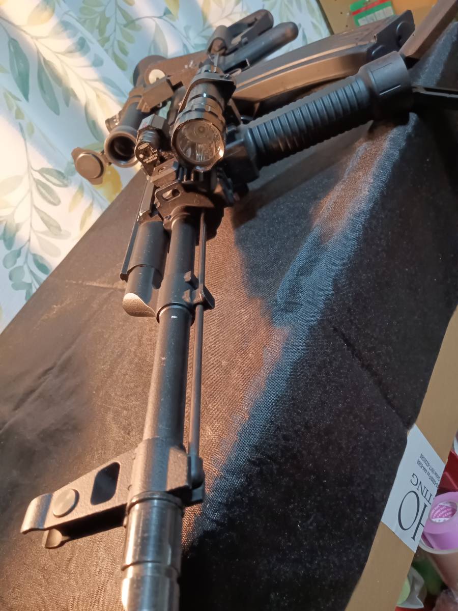 AK４７・ブローバック・ガスガン・LEDライト/レーザー・スコープ・折りたたみ式バイポット付き_画像3