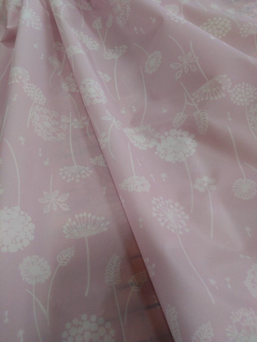 撥水ナイロンオックス　薄ピンクに白い野の花　長さ約68センチ　巾約122cm はぎれ