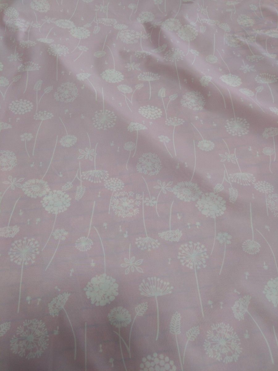 撥水ナイロンオックス　薄ピンクに白い野の花　長さ約68センチ　巾約122cm はぎれ