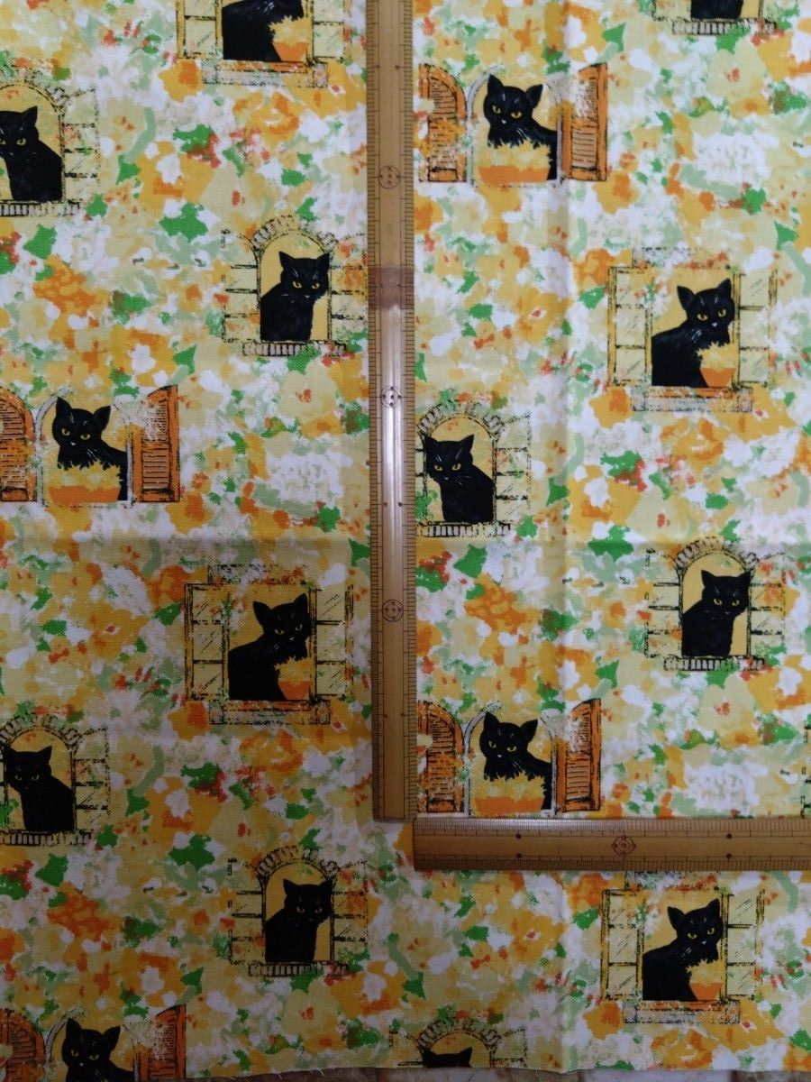 窓から顔を出す黒猫ちゃんオックス生地(イエロー&オレンジ系)長さ約50cm 巾約110cm　ハギレ