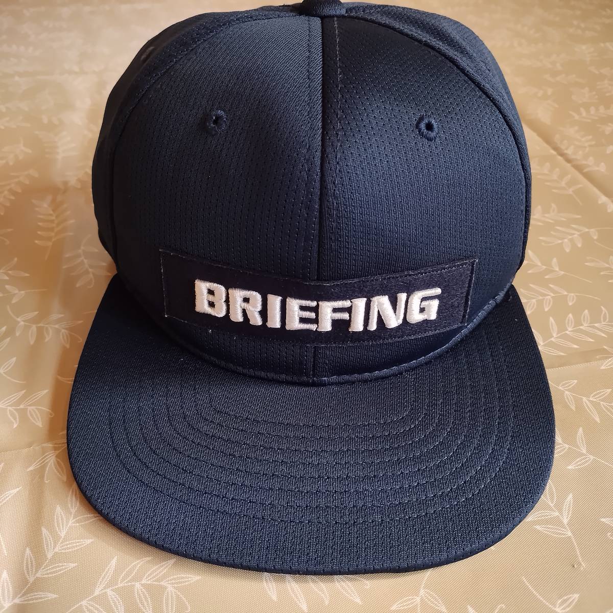 実使用無しの美品！　ブリーフィング　BRIEFING GOLF　平つばキャップ　サイズＦＲ　やや光沢ネイビー　マジックテープ　幅広いサイズ対応_画像1