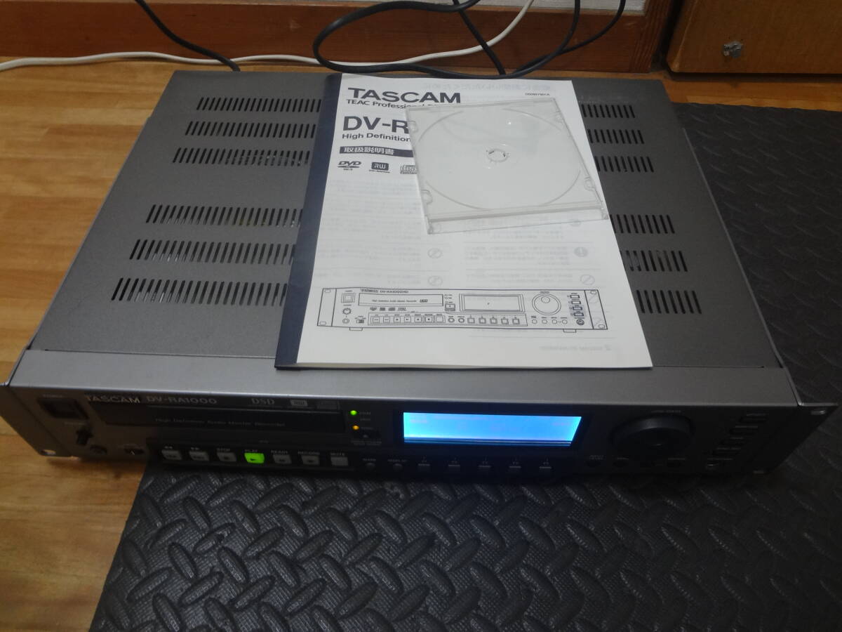 現状品　TASCAM 業務用CDデッキ　DV-RA1000 録再確認　取説付きトレーが出てすぐ引っ込むときあり　録音したCD付けます。_画像1