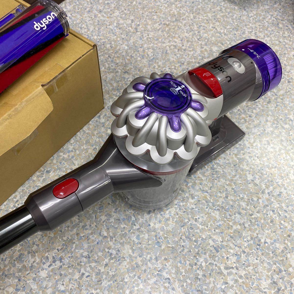 T098 掃除機 展示品 ダイソン dyson V8 コードレスクリーナー サイクロン式 EJCA Dyson V8_画像4