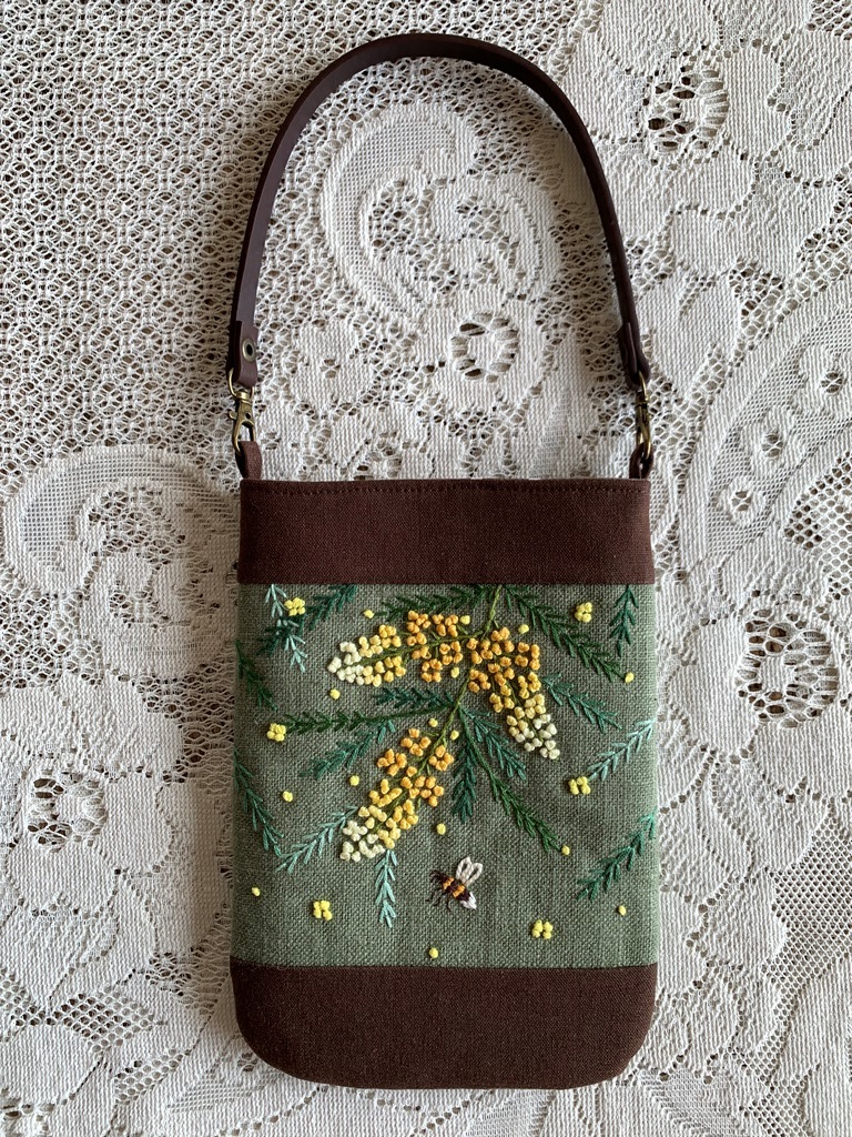 ハンドメイド、手刺繍、「蜜蜂と満開のミモザの、カード18枚、母子手帳、お薬手帳、通帳、収納ケース」３_画像9