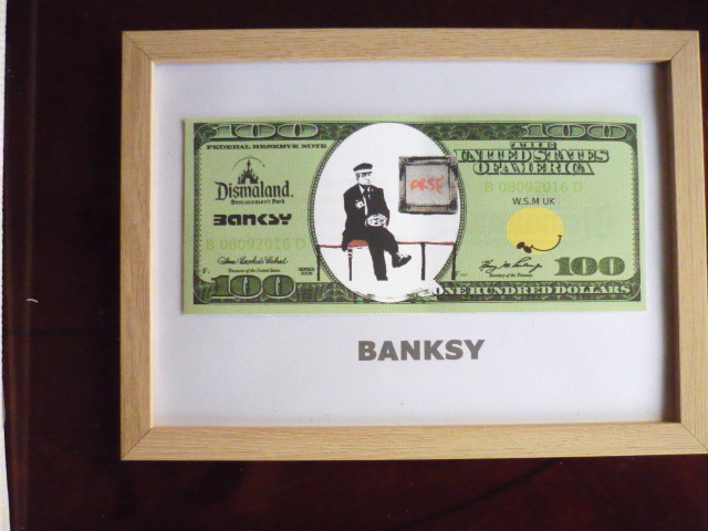 送料無料★バンクシー Banksy １００ドル ★真作保証 ★キャンバス生地★サインあり ★Dismalandディズマランドの入場チケットあり D17_額に入れてのお届けです