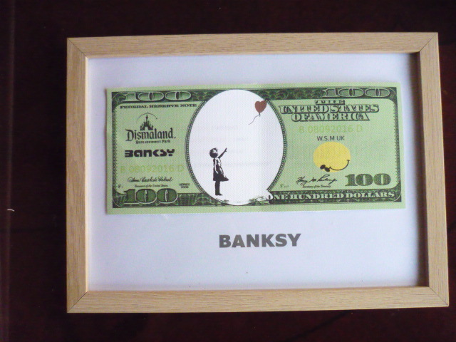 送料無料★バンクシー Banksy １００ドル ★真作保証 ★キャンバス生地★サインあり ★Dismalandディズマランドの入場チケットあり D22_額に入れてのお届けです
