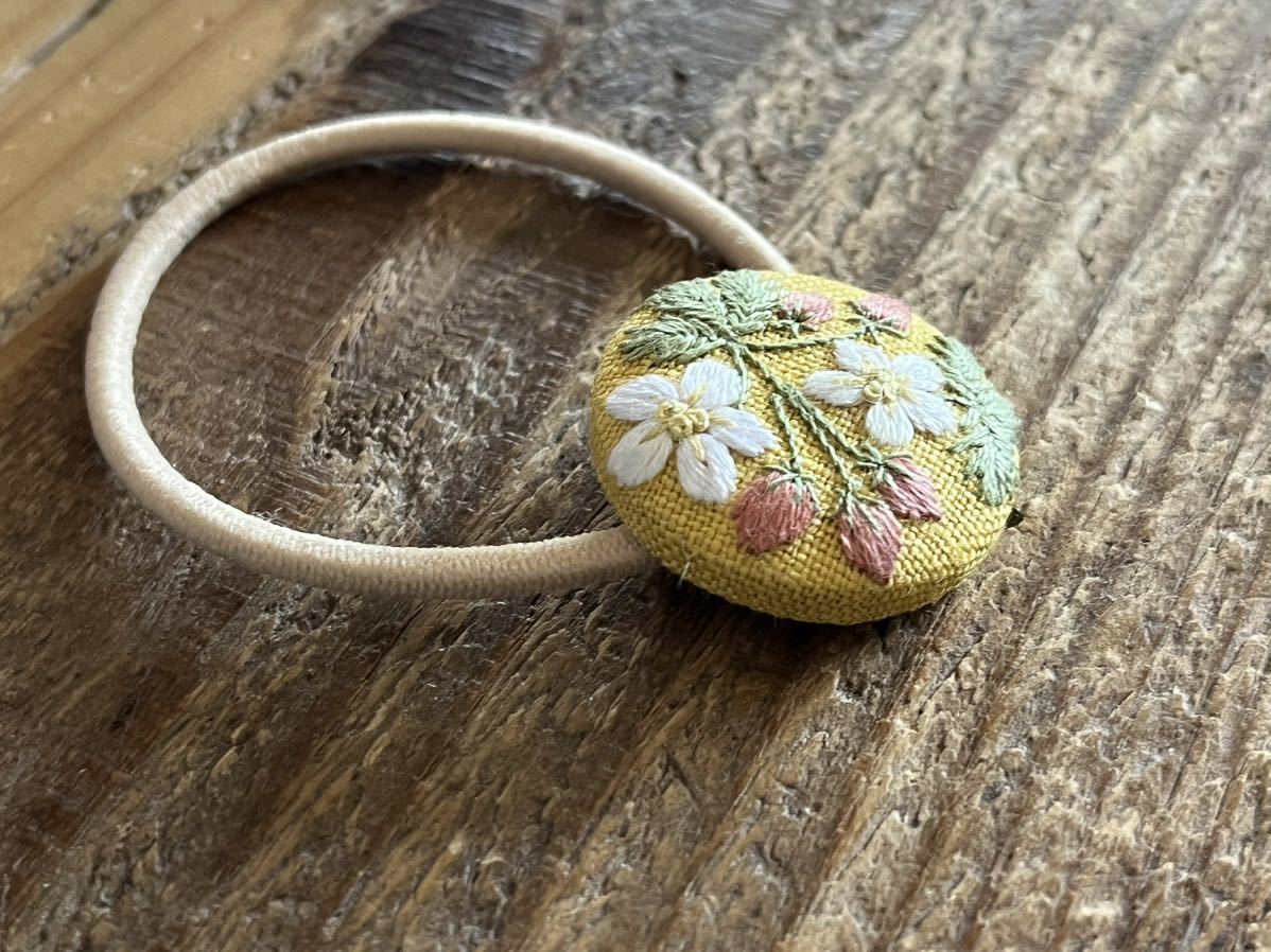 Kuu&Maa ハンドメイド 手刺繍 いちご苺のヘアゴム ヘアアクセサリー くるみボタン カラーリネン生地 新品 ②_画像2