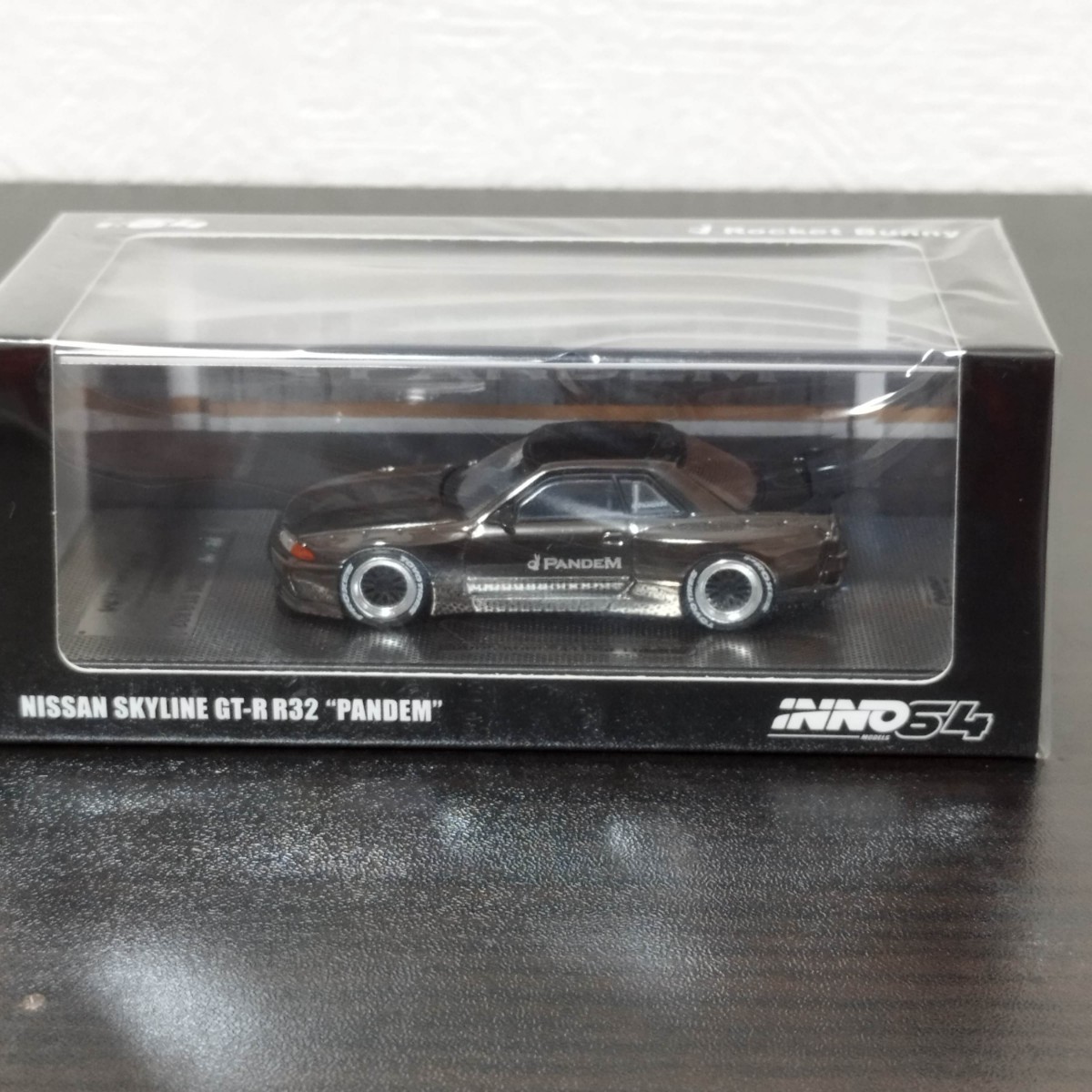 TADAT INNO Models　イノモデル　 1/64 Nissan スカイライン GT-R R32 Pandem クロームブラック　_画像1