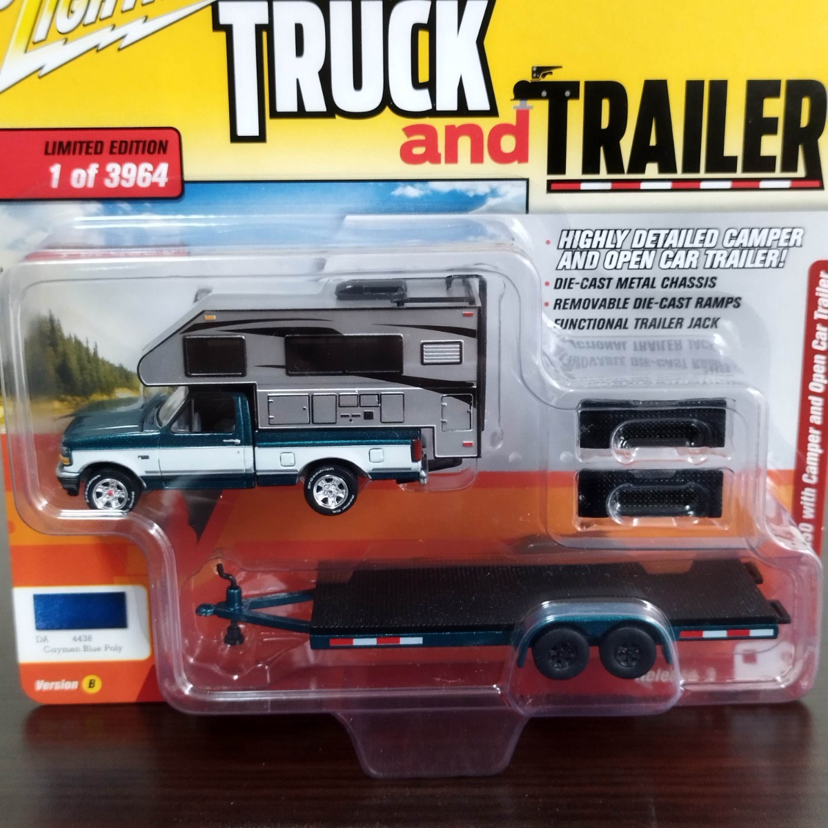 TADBT　JOHNNY LIGHTNING　ジョニーライトニング　1993 Ford F-150 with Camper and Open Car Trailer　Wild Strawberry Poly _画像2