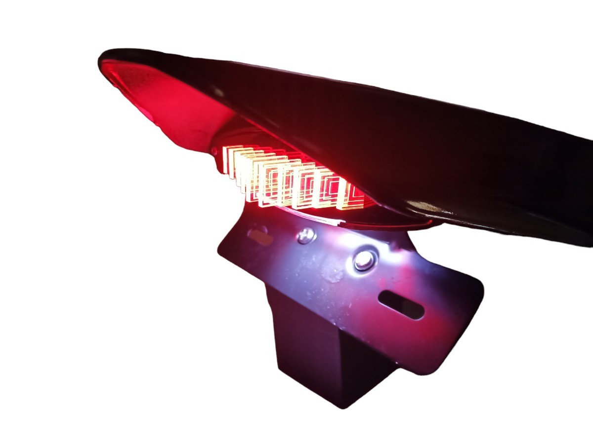 送料無料 カスタム LED テールランプ クリア 汎用 バイク アクリル カフェレーサー スクランブラー モタード ストリートファイター _ブレーキランプ点灯時