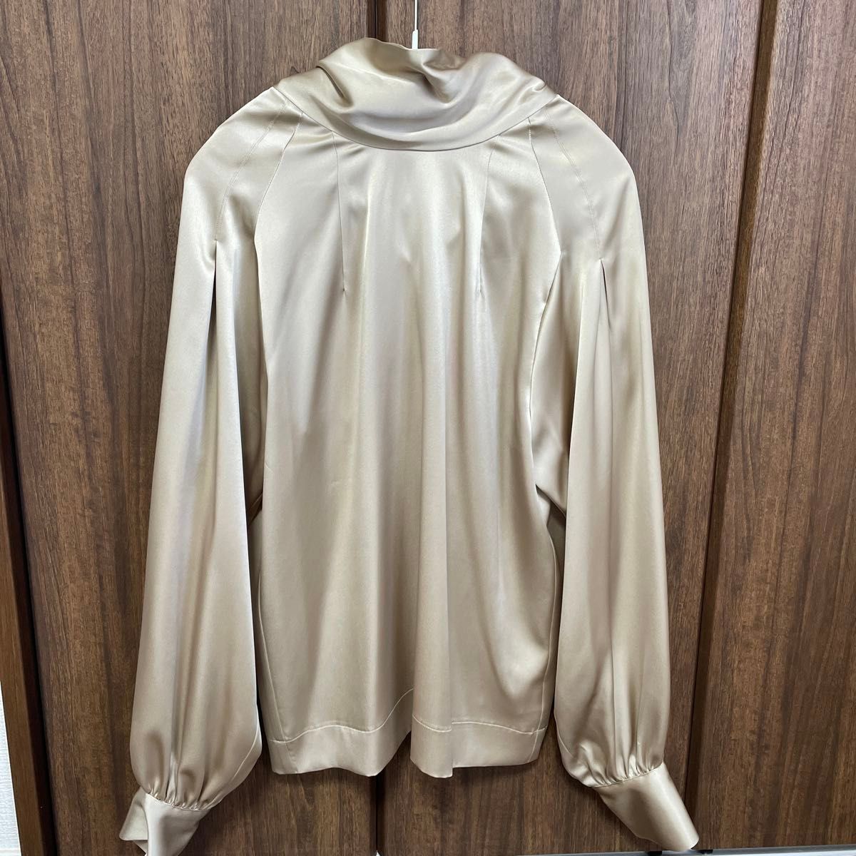 Whim Gazette サテンボウブラウス今季新品 - トップス Whim Gazette サテンボウブラウス今季新品 - トップス
