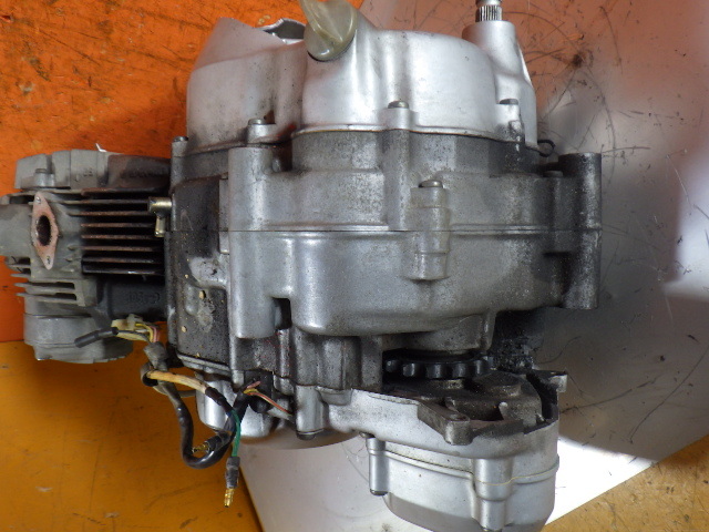 48635 ホンダ JD01-104～ CT110ハンターカブ 12V '86 純正 エンジン 右ケース割れあり 圧縮1300kpa_画像3