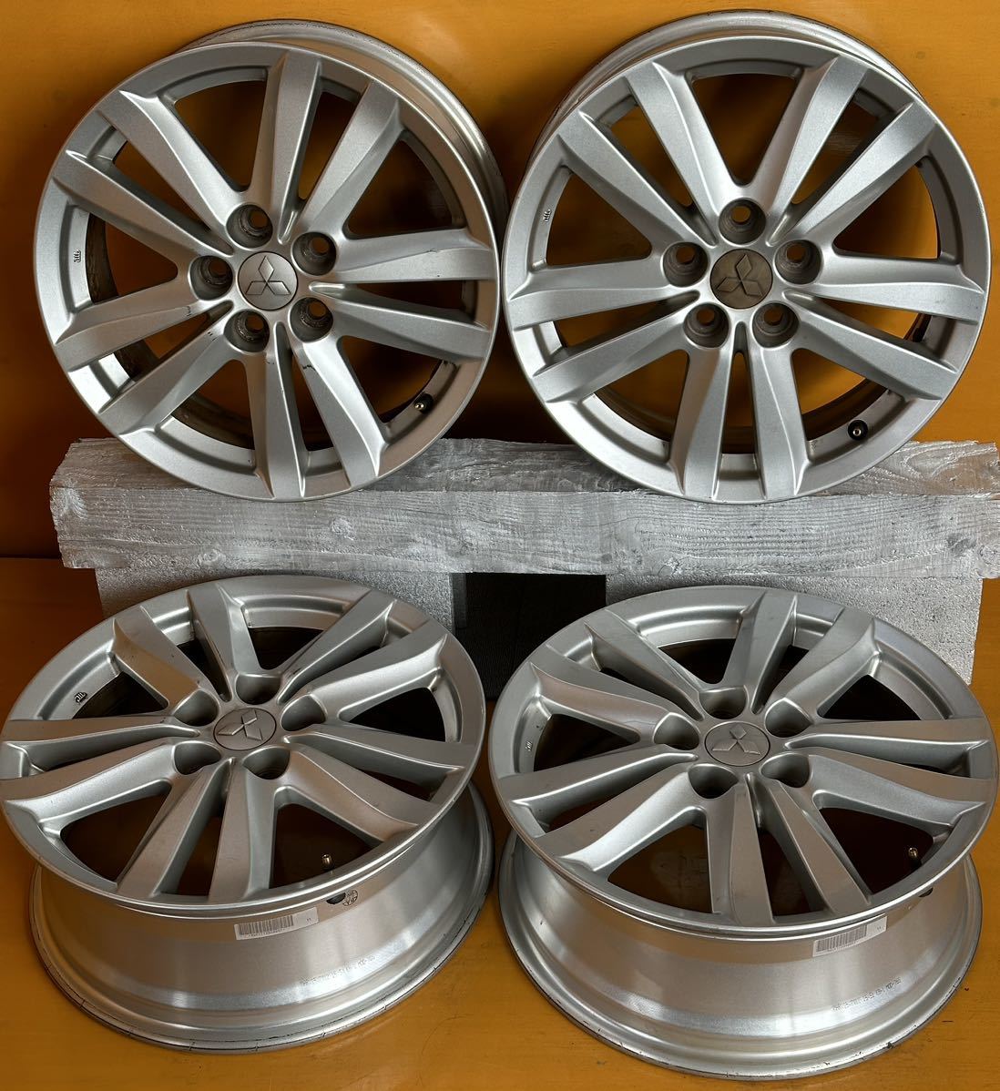 No.19佐賀発 MITSUBISHI 17×6 1/2J 純正 OFF+46 5H PCD 114.3 Φ 67mm 4本set 17インチ_画像1