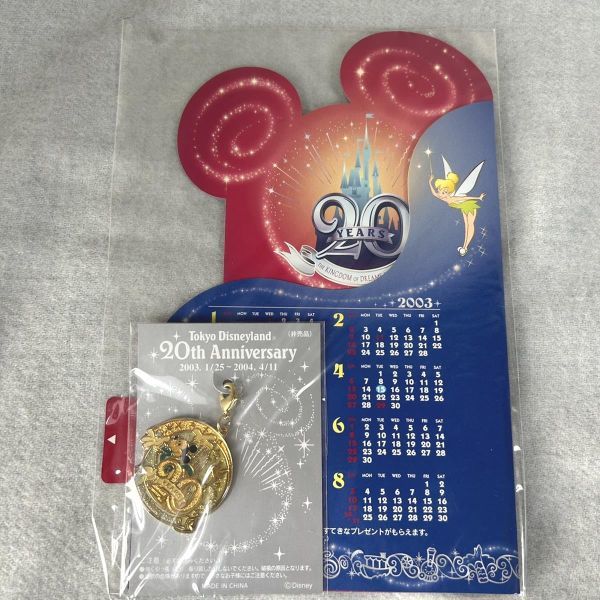 Tokyo Disneyland 20周年 チャーム ミッキー 2003 カレンダー Disney 東京ディズニーランドTDL シルバー 未使用 非売品 【M0136】_画像1