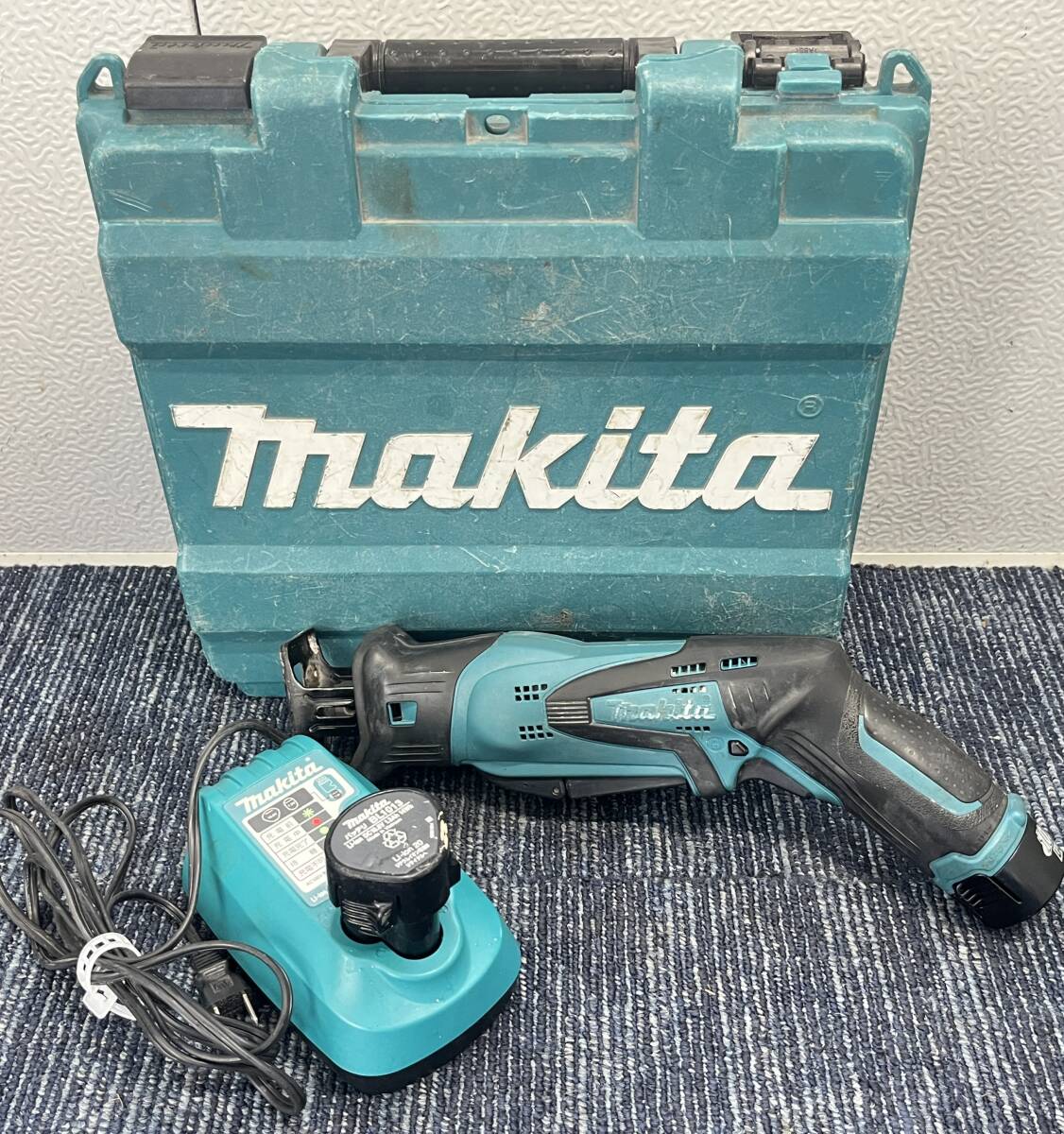 【比較的綺麗】makita マキタ 10.8V 充電式レシプロソー JR101D バッテリー2個(10.8V 1.5AH) 充電器付き 無段変速 セーバーソー 1754_画像2