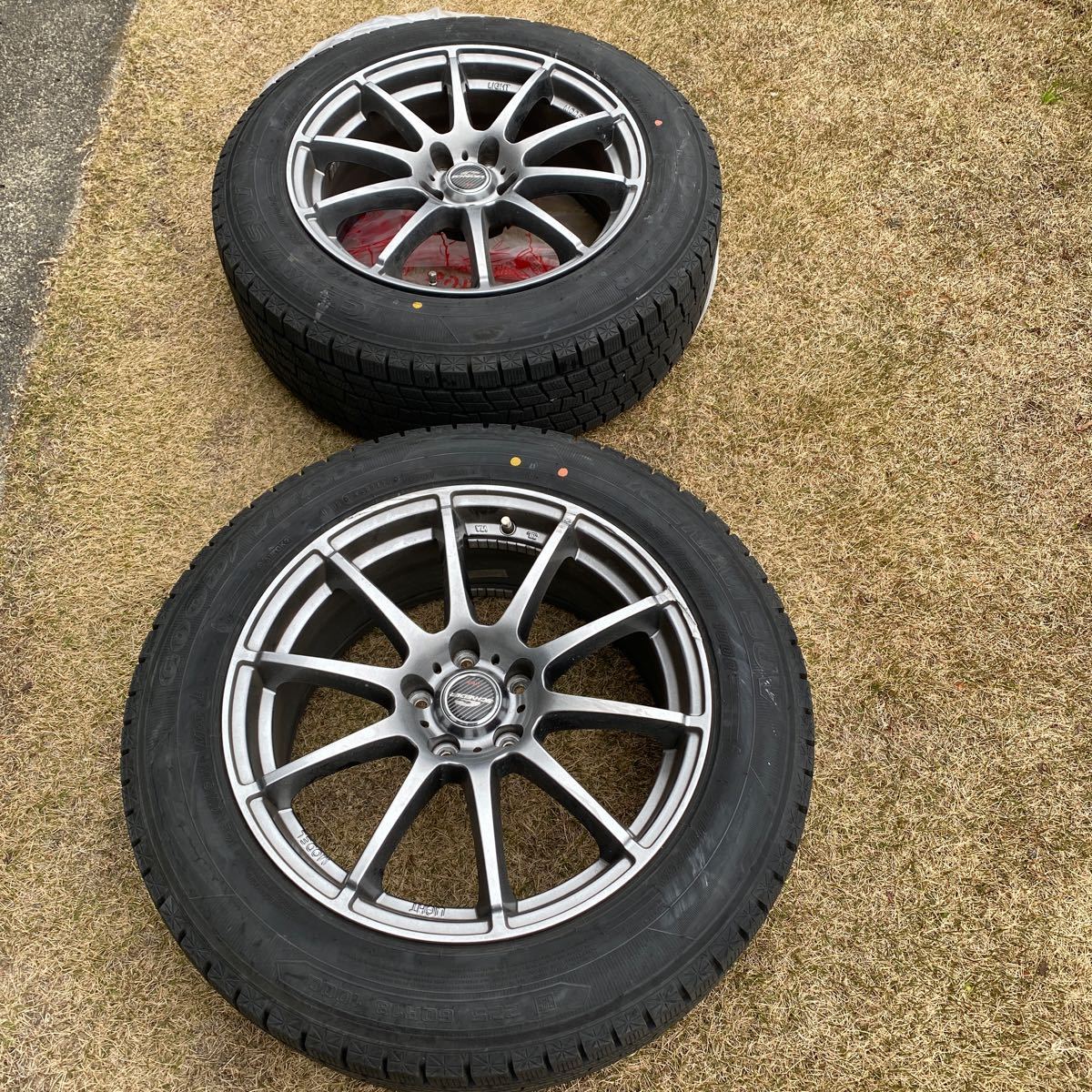 グッドイヤー　225/60 R18 SUVスタッドレスタイヤ 1シーズン使用　ハリアー　2本セット　1本ホイール傷有り　　バリ山_画像1