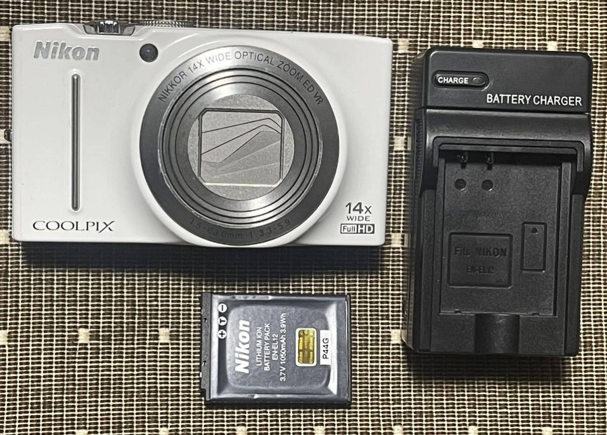 美品★Nikon製 デジカメ COOLPIX S8200 ホワイト 1610万画素 急速充電器付き♪_画像2